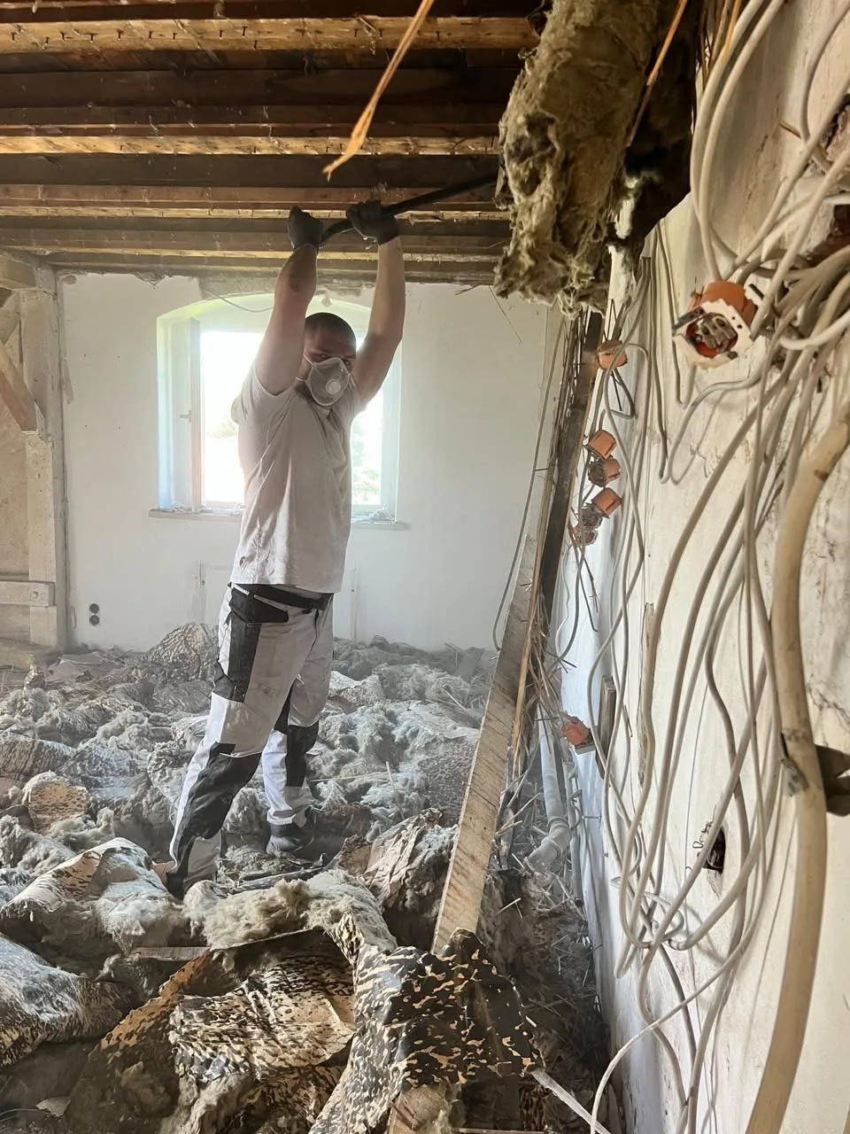 Rückbau einer Deckenkonstruktion von Hand